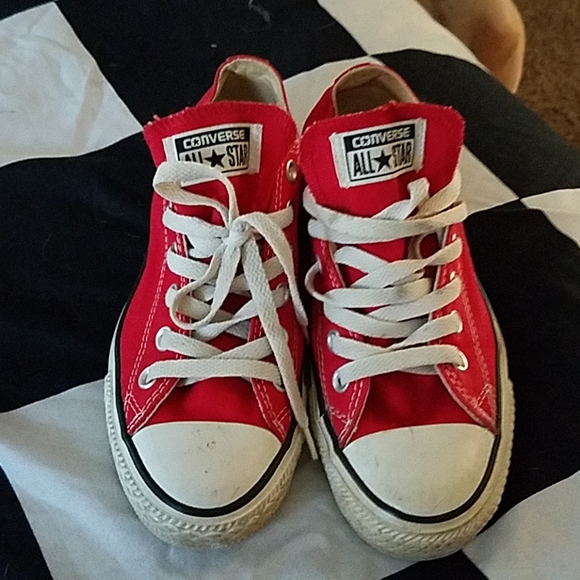 Red converse - Picture 1 of 3
